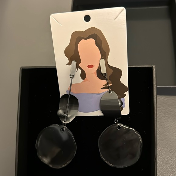 Great Deal Gorgeous Earrings - Picture 1 of 4